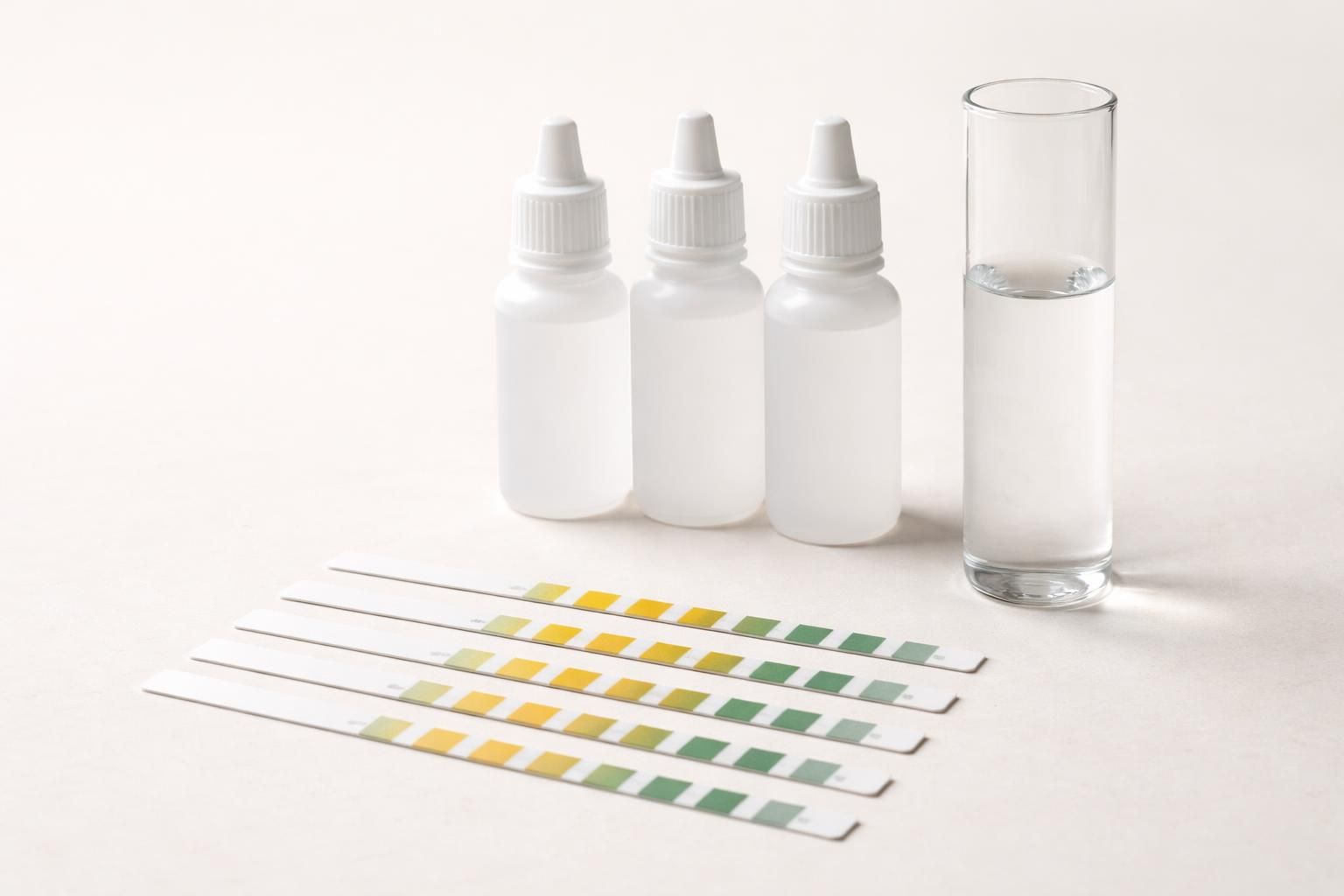 Bandelettes de test et flacons de traitement de l’eau