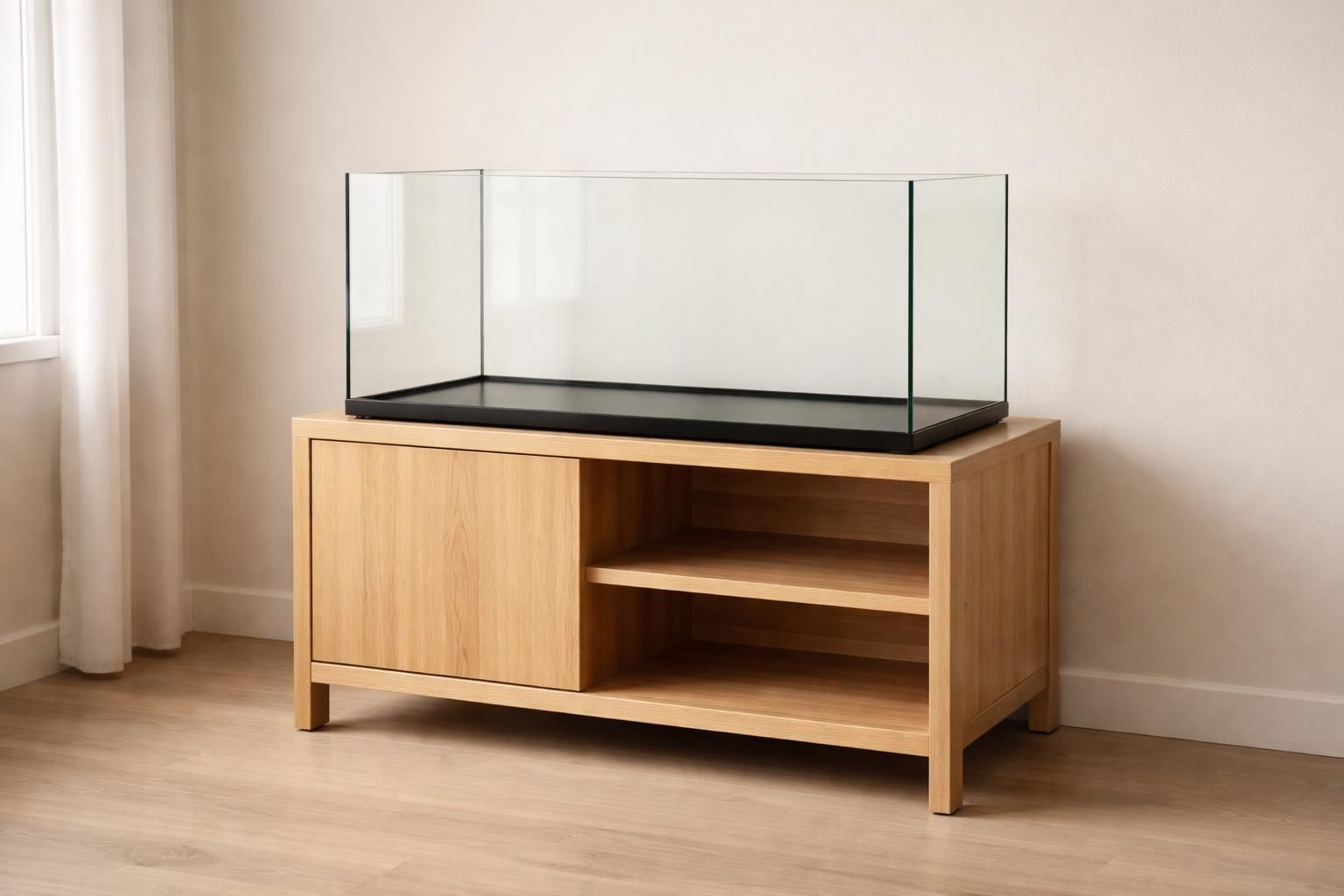 Meuble bas en bois supportant un aquarium en verre
